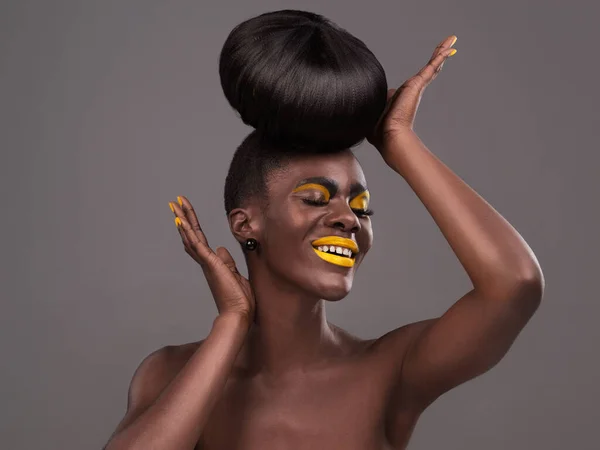 Nichts sagt Selbstausdruck wie Avantgarde-Make-up. Studioaufnahme einer schönen jungen Frau, die vor grauem Hintergrund posiert. — Stockfoto