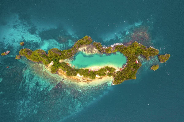 Perfectly secluded. High angle shot of a little islets and islands in the middle of Indonesia. — Stock Photo, Image