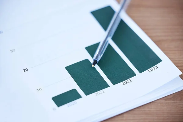 Unsere Gewinne steigen. Tagsüber Papierkram und Schreibwaren auf einem Schreibtisch in einem leeren Büro. — Stockfoto