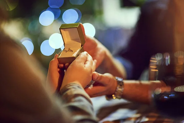 La manera perfecta de terminar la noche. Recortado disparo de un hombre proponiéndole matrimonio a su novia. — Foto de Stock