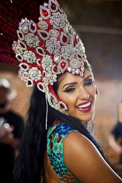 Ze heeft die betoverende schoonheid. Portret van een samba danser die optreedt in een carnaval. — Stockfoto