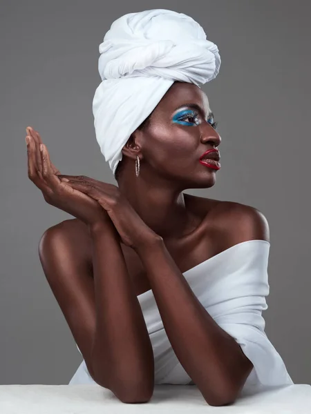 Sofisticado con un pañuelo en la cabeza. Captura de estudio de una atractiva joven posando en traje tradicional africano sobre un fondo gris. — Foto de Stock