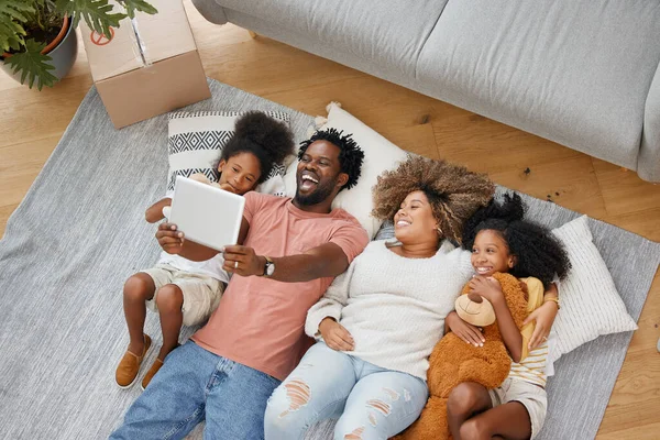 Моя сила в моей семье. Снимок молодой семьи, проводящей время вместе и использующей цифровой планшет дома. — стоковое фото