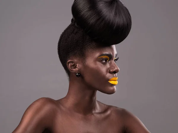 Un poco de color va muy lejos. Estudio de una hermosa joven posando sobre un fondo gris. —  Fotos de Stock