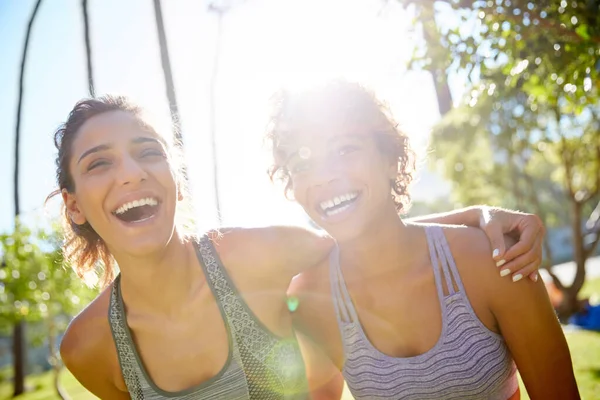 We just killed our workout. Cropped shot of two sporty young women exercising outdoors on a sunny day. — Stock Photo, Image