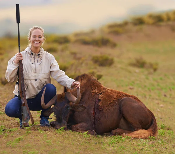 Tirador agudo en las llanuras. Un disparo de una cazadora hembra arrodillada junto a su muerte. — Foto de Stock