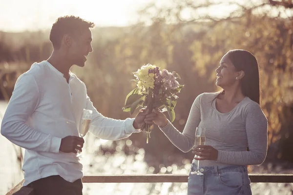 네아름다움 과일치하는 꽃을 골라야 했어. 어느 잘생긴 청년 이 바깥에서 데이트를 하다가 여자 친구에게 꽃다발을 하나 주고 있는 장면. — 스톡 사진