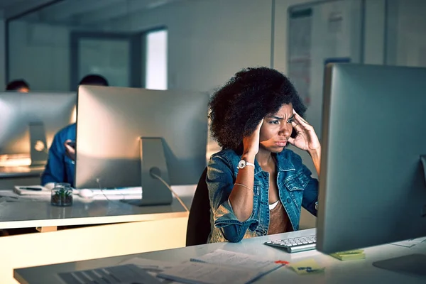 Lavorare fino a tardi mi ha fatto venire il mal di testa. Girato di una giovane donna d'affari in cerca di stress mentre lavorava fino a tardi in un ufficio. — Foto Stock
