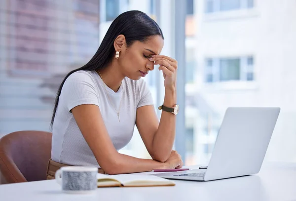 A munkahelyi stressz megviseli. Vágott felvétel egy vonzó fiatal üzletasszonyról, aki stresszesen néz ki, miközben a laptopján dolgozik az irodában.. — Stock Fotó