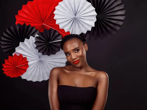 Τα συμβατικά δεν γυρίζουν το κεφάλι. Στιγμιότυπο στούντιο μιας όμορφης νεαρής γυναίκας που ποζάρει με οπαδούς οριγκάμι σε μαύρο φόντο. — Φωτογραφία Αρχείου