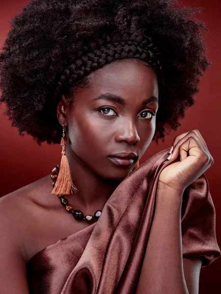 A beleza é uma atitude. Retrato recortado de uma bela jovem posando contra um fundo vermelho. — Fotografia de Stock