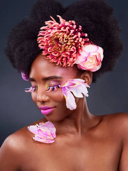 Veel plezier met je uiterlijk. Studio shot van een mooie jonge vrouw poseren met bloemen in haar haar. — Stockfoto