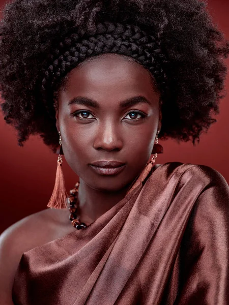 Strålar som den gudinna du är. Beskuren porträtt av en vacker ung kvinna poserar mot en röd bakgrund. — Stockfoto