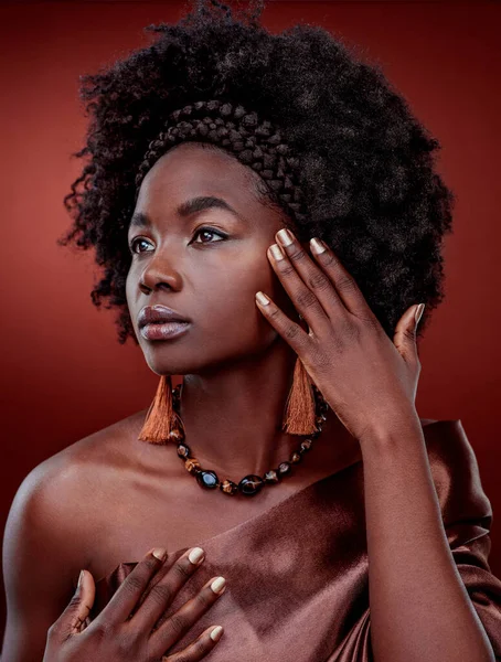 Egy igazi afrikai szépség. Vágott kép egy gyönyörű fiatal nő pózol szemben a piros háttér. — Stock Fotó