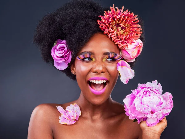 Bloemen fleuren ons echt op. Studio shot van een mooie jonge vrouw poseren met bloemen in haar haar. — Stockfoto