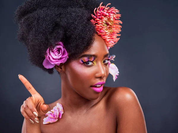 Voeg bij twijfel wat roze toe. Studio shot van een mooie jonge vrouw poseren met bloemen in haar haar. — Stockfoto