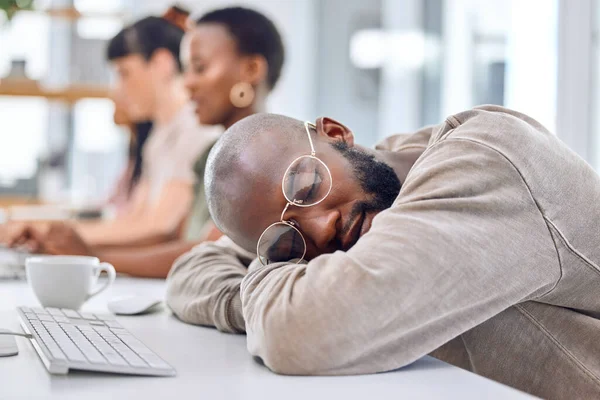 Não durmas nos teus sonhos. Tiro de um jovem homem de negócios dormindo em sua mesa em um escritório. — Fotografia de Stock