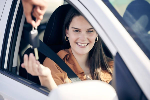 Ευτυχία είναι η μυρωδιά ενός νέου αυτοκινήτου. Πυροβολήθηκε ένα άτομο που έδωσε σε μια γυναίκα τα κλειδιά του νέου της αυτοκινήτου έξω.. — Φωτογραφία Αρχείου