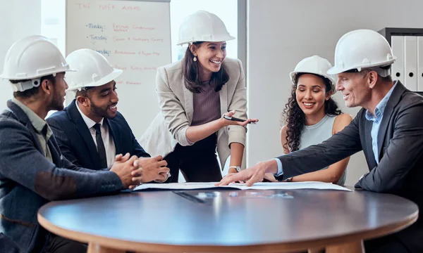 Gosto mesmo dessa ideia. Tiro de um grupo de arquitetos brainstorming em um escritório. — Fotografia de Stock