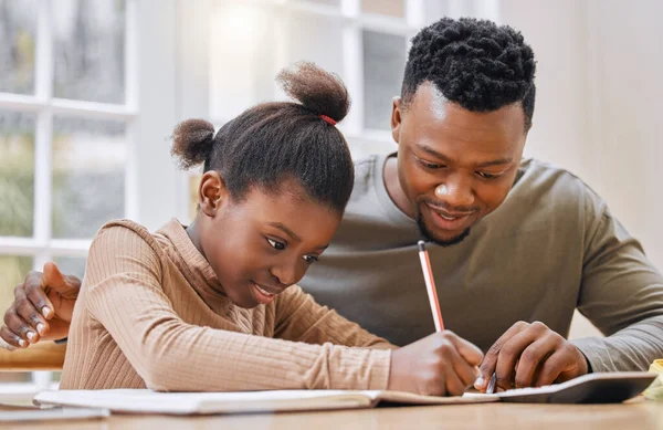 É a maneira correcta de o fazer. Tiro de um jovem pai ajudando sua filha com lição de casa em casa. — Fotografia de Stock