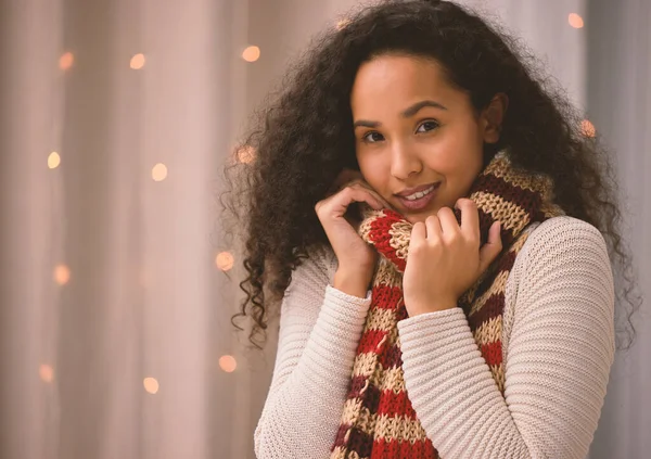 Nie ma nic bardziej przytulnego niż Boże Narodzenie. Portret młodej kobiety noszącej szalik podczas świąt Bożego Narodzenia w domu. — Zdjęcie stockowe