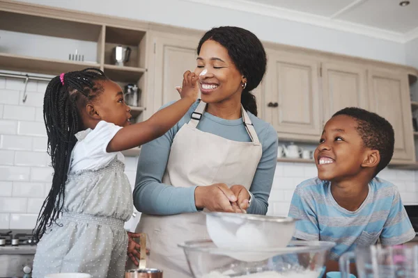 Daarom genoot ze van het bakken. Shot van een moeder bakken met haar kinderen thuis. — Stockfoto