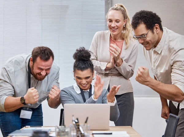 Ми отримали роботу як команда. Знімок різноманітної групи бізнесменів, які використовують ноутбук і святкують успіх під час зустрічі в офісі . — стокове фото