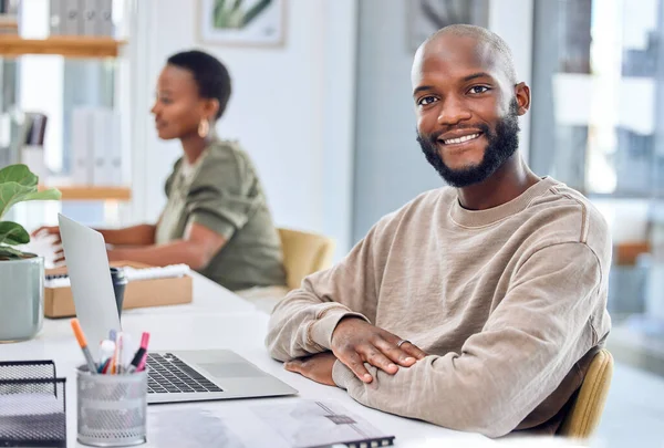 Si usted no pone en el trabajo, el éxito será imposible de lograr. Retrato de un hombre de negocios sonriendo sentado en su escritorio. — Foto de Stock