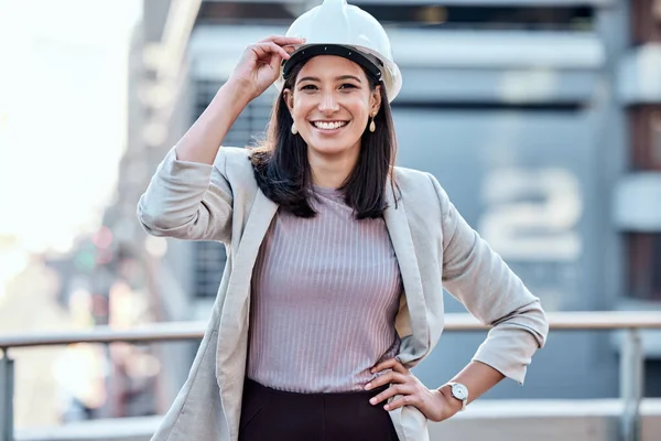 Als je de helm op hebt, doe je hard je best. Shot van een jonge zakenvrouw met een helm op terwijl ze buiten stond. — Stockfoto