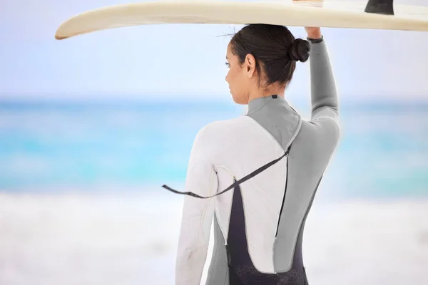 Encuentro paz en las olas. Fotografía de una joven sosteniendo una tabla de surf en la playa. — Foto de Stock