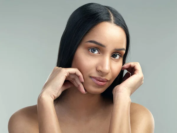 良い美容体制は、制御下でブレイクアウトを維持します。クロップドショットのA美しいです若いです女性とともに完璧な皮膚ポージングとともに灰色の背景. — ストック写真