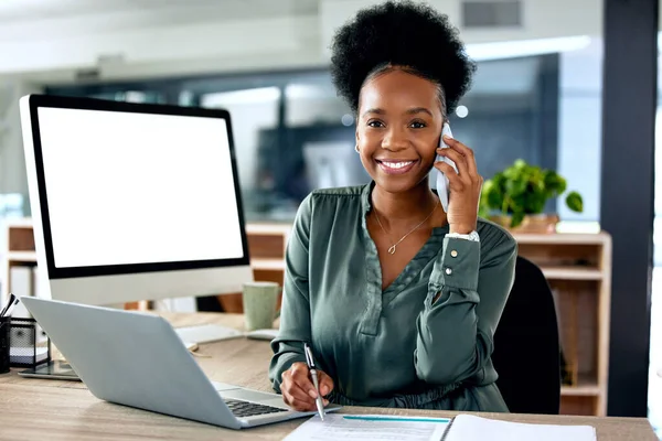 Siempre haciendo llamadas a las personas adecuadas. Fotografía de una joven mujer de negocios usando un portátil mientras estaba de guardia en el trabajo. — Foto de Stock