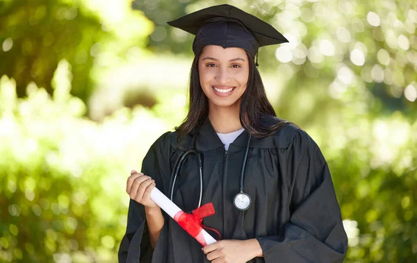 Készen áll a jövőjére. Egy fiatal nő portréja, aki az érettségi napján tartja a diplomáját.. — Stock Fotó