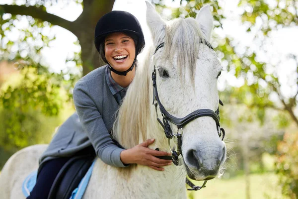 Il n'y a rien de plus beau qu'un cheval. Tourné d'une jolie jeune femme debout avec son cheval dans une forêt. — Photo