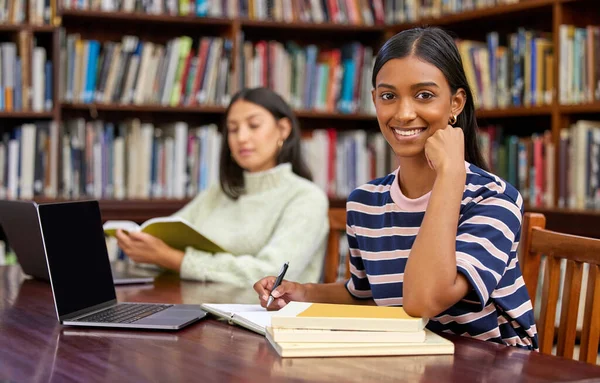 Grandes bibliotecas constroem comunidades. Tiro de dois estudantes estudando em uma biblioteca. — Fotografia de Stock