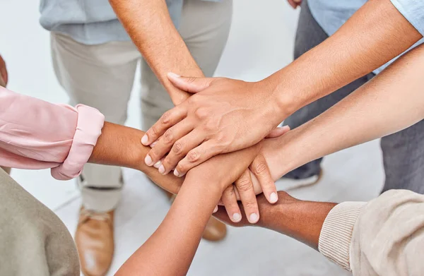 Hay poder en estar juntos. Primer plano de un grupo de personas irreconocibles uniendo sus manos en unidad. —  Fotos de Stock