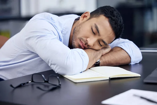 あと数分だよ。仕事中に机の上で昼寝をしている疲れきったビジネスマンのショット. — ストック写真