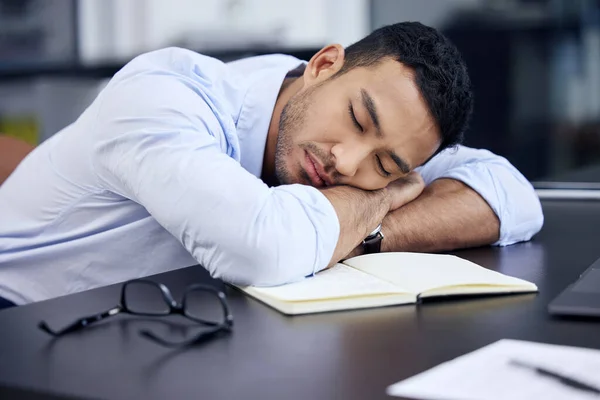 Jag behöver bara några minuter. Skjuten av en utmattad affärsman som tar en snabb tupplur på jobbet. — Stockfoto