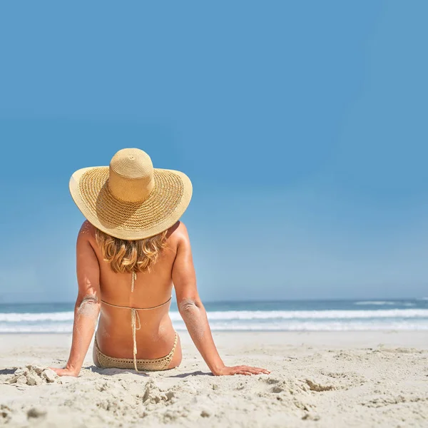 Dziewczyna z plaży. Dziewczyna na plaży w letnim słońcu. — Zdjęcie stockowe