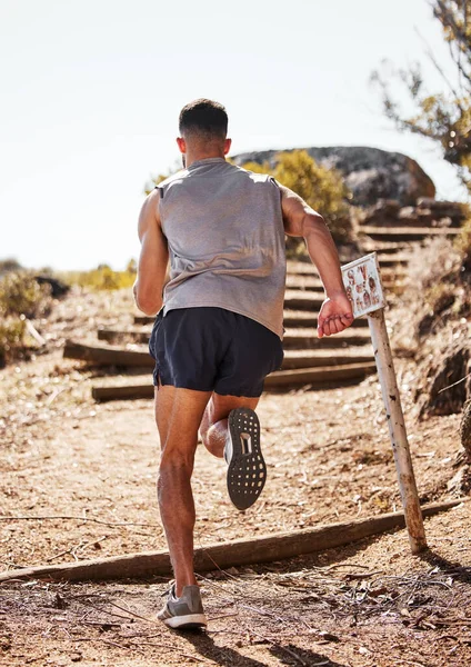 Ho avuto delle aspettative ripide e le sto soddisfacendo. Scatto completo di un uomo irriconoscibile che corre da solo all'aperto. — Foto Stock