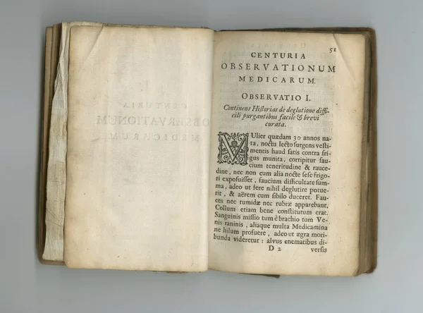 Verwitterte alte Buchseiten. Ein altes medizinisches Buch mit seinen ausgestellten Seiten. — Stockfoto
