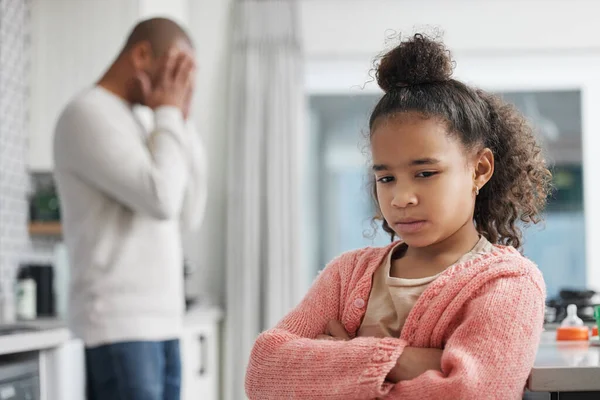 Mitä isän pitää tehdä, kun tyttäresi ei puhu sinulle? Ammuttu pikkutyttö, joka näytti onnettomalta riideltyään isänsä kanssa kotona.. — kuvapankkivalokuva