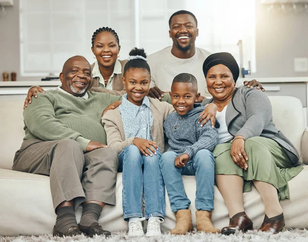 A família é para sempre. Tiro de uma ligação familiar em um sofá em casa. — Fotografia de Stock