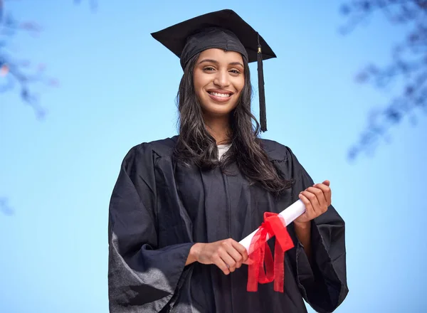 Opravdová šance, jak to zvětšit. Portrét mladé ženy držící diplom v den promoce. — Stock fotografie