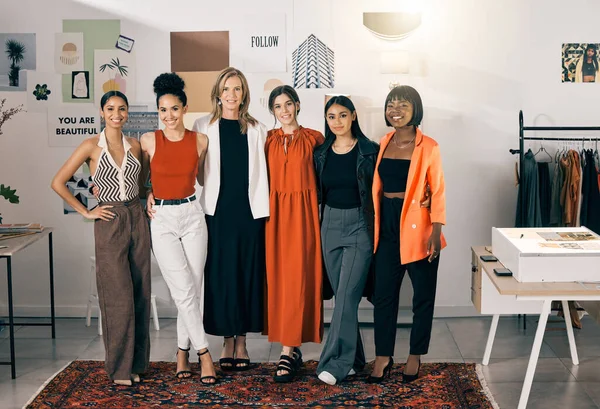 Il futuro della moda. Girato di un gruppo di donna d'affari in piedi in un ufficio al lavoro. — Foto Stock