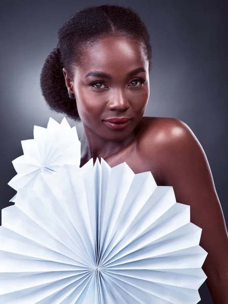 Jag är lika strålande som solen. Studio porträtt av en vacker ung kvinna poserar med origami fans mot en svart bakgrund. — Stockfoto
