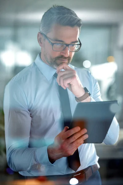 Ich habe einen Plan. Aufnahme eines Geschäftsmannes mit einem digitalen Tablet im Büro. — Stockfoto