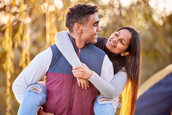 Campeggiatori felici. Girato di una giovane coppia che si diverte all'aperto mentre si accampa all'aperto. — Foto Stock