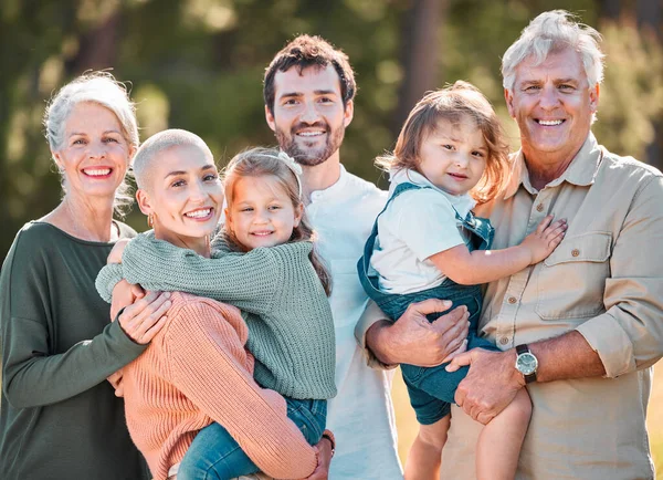Dit zijn wij allemaal. Opname van een multi-generationele familie samen poseren buiten. — Stockfoto