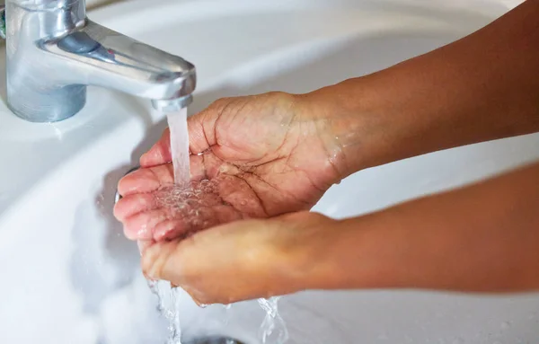 Να ξέρεις την αξία του νερού πριν τελειώσουν όλα τα πηγάδια. Τραβηγμένο πλάνο ενός αγνώριστου αρσενικού να πλένει τα χέρια του σε μια λεκάνη στο σπίτι.. — Φωτογραφία Αρχείου